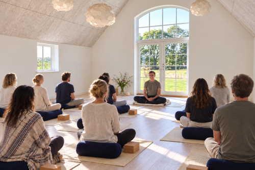 Ro i det lyse meditationsrum Ro i det lyse meditationsrum